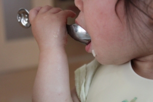 006【子育てQ&A】食事の際に、エプロンを嫌がってつけてくれません