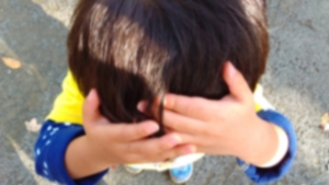 007【子育てQ&A】子どもが頭を地面に自分からぶつける行動をやめさせたい