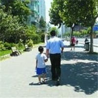 为了孩子,“法官爸爸”成为“乞讨爸爸”