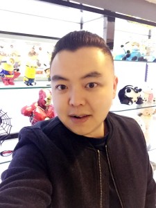 红着眼眶,却在笑着原谅