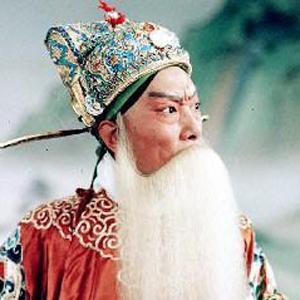 见坟台不由人珠泪滚滚