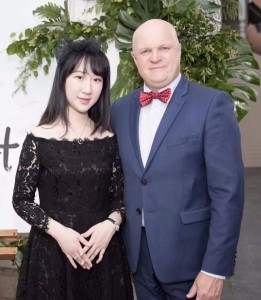 采访澳洲金牌主持人大头Steven和梅梅姐,听提升婚姻幸福感的秘诀。