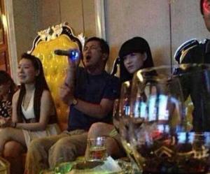 李亚鹏ktv与美女高歌 暗示被迫离婚