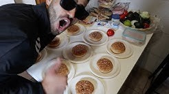 REGALANDO HAMBURGUESAS EN LA CALLE POR LA CUARENTENA