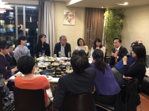 下半身裸の男性が高圧洗浄機???